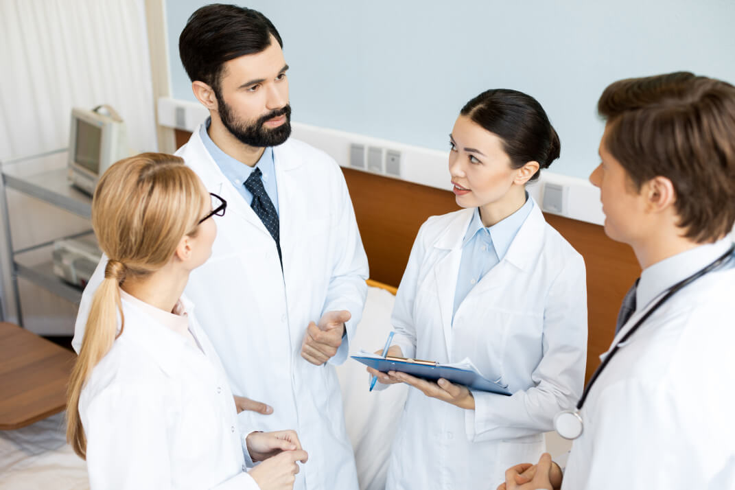 Medical professionals collaborating — illustrative photograph